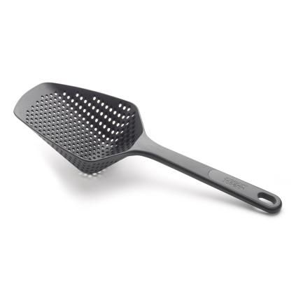 Cedníková lžíce SCOOP™ , velká, černá, Joseph Joseph
