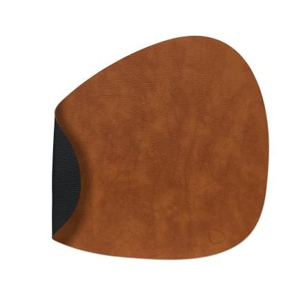 Prostírání CURVE NUPO 37 x 44 cm, oboustranné, koňaková / černá, kůže, LIND DNA