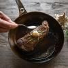 Steak s máslem a tymiánem na ocelové pánvi